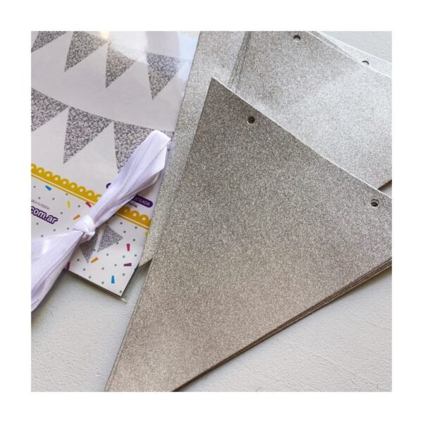 Banderin “Triangulo Plata Glitter” x unidad - Imagen 2