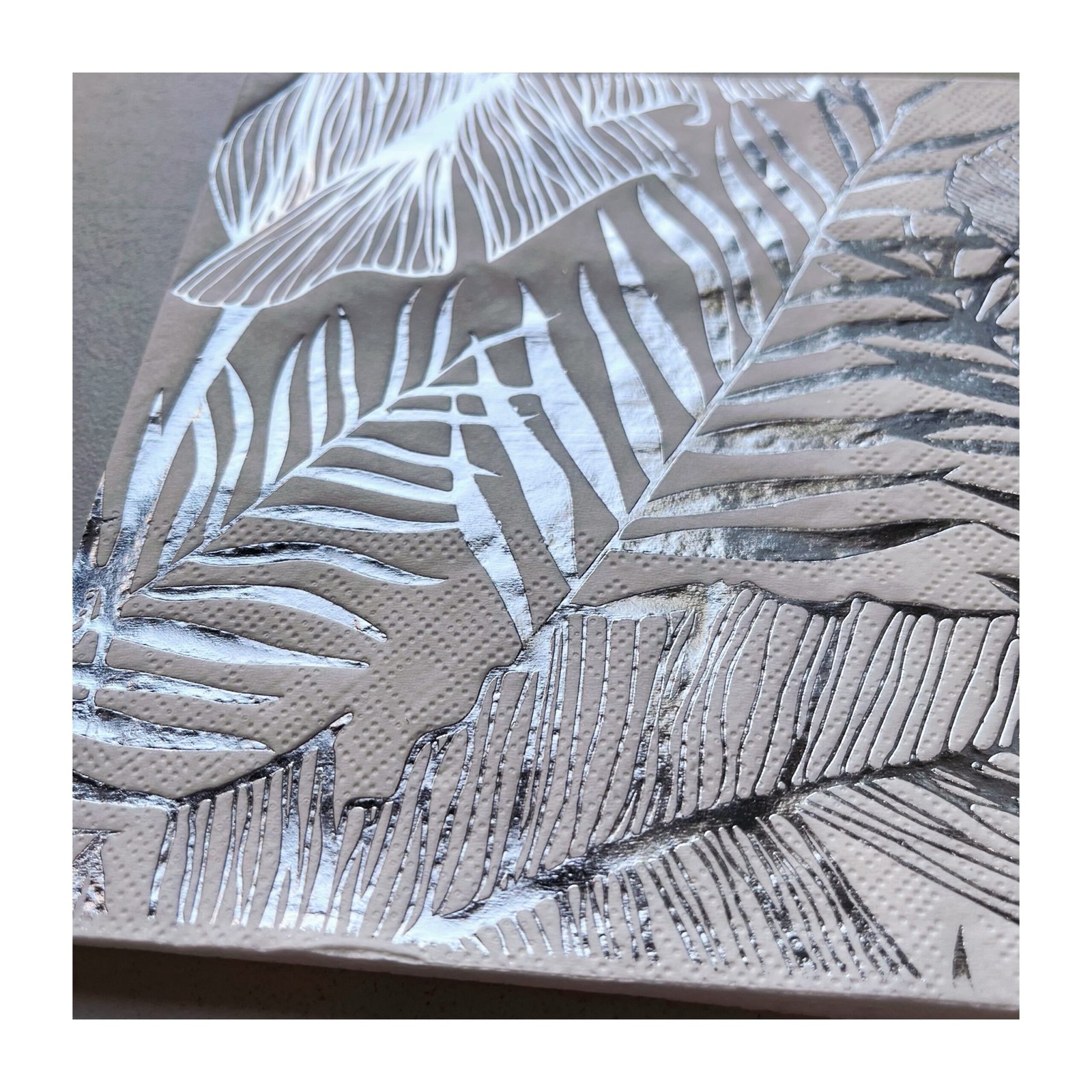 Pack Servilleta Premium “Hojas Palmeras Silver” x12 unidades - Imagen 2